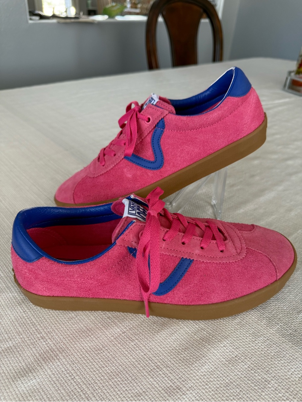 Vans men’s sports low bambino honeysuckle Suede Sneakers with Blue Accent